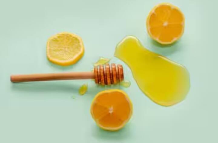 ਨਿੰਬੂ ਦਾ ਰਸ ਅਤੇ ਸ਼ਹਿਦ: ਨਿੰਬੂ ਵਿਟਾਮਿਨ ਸੀ ਨਾਲ ਭਰਪੂਰ ਹੁੰਦਾ ਹੈ ਅਤੇ ਦਾਗ-ਧੱਬਿਆਂ ਨੂੰ ਹਲਕਾ ਕਰਦਾ ਹੈ। ਪਰ ਇਸਨੂੰ ਹਮੇਸ਼ਾ ਸ਼ਹਿਦ ਵਿੱਚ ਮਿਲਾ ਕੇ ਲਗਾਓ ਤਾਂ ਜੋ ਚਮੜੀ 'ਤੇ ਕੋਈ ਜਲਣ ਨਾ ਹੋਵੇ। ਇਸਨੂੰ 10 ਮਿੰਟ ਲਈ ਲਗਾਓ ਅਤੇ ਫਿਰ ਧੋ ਲਓ।