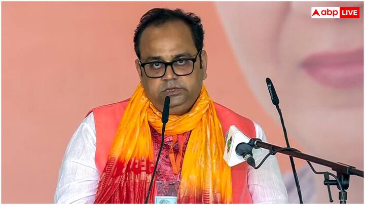 ऐसे में दिल्ली के हेल्थ मिनिस्टर पंकज सिंह ने बताया कि कोविड-19 के नए वैरिएंट्स की वजह से वायरल फीवर वाले सर्दी-खांसी जैसे लक्षण नजर आ रहे हैं.