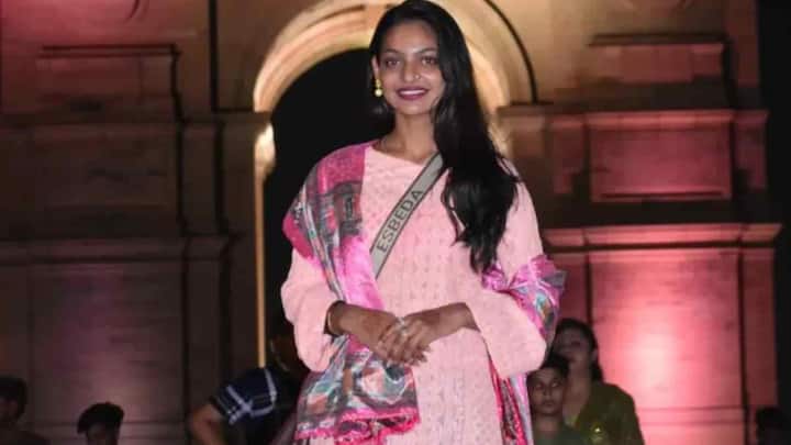 Viral Girl Monalisa In India Gate: महाकुंभ की वायरल गर्ल मोनालिसा का दिन- ब- दिन अंदाज बदलता ही जा रहा है, अब वहीं वो दिल्ली पहुंच गई है उन्होंने इंडिया गेट की इंस्टा पर फोटो अपलोड किया है.