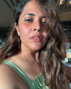 Anasuya Bharadwaj: శ్రీలంకలో అనసూయ సెల్ఫీలు... స్విమ్మింగ్ పూల్‌లో సరదాలు