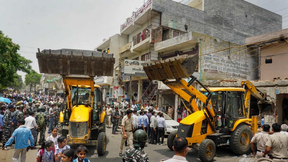 दिल्ली के हरकेश नगर में गरजा MCD का बुलडोजर, 100 से ज्यादा दुकानें ध्वस्त, दुकानदार बोले- ‘क्यों दिया…?’