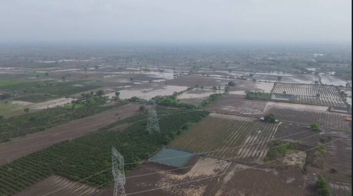 ड्रोनच्या माध्यमातून, शेतशिवार जलमय झाल्याचं दिसत आहे.