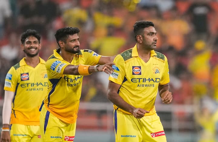 यूट्यूब पर लाइव सेशन के दौरान एक फैन ने लिखा कि “हाय डियर अश्विन, बहुत सारे प्यार के साथ, प्लीज मेरे प्यारे सीएसके परिवार को छोड़ दें.” अश्विन ने इसका जवाब देते हुए कहा कि फैंस को समझना होगा कि वो भी टीम के लिए जो बेस्ट है वहीं चाहते हैं.