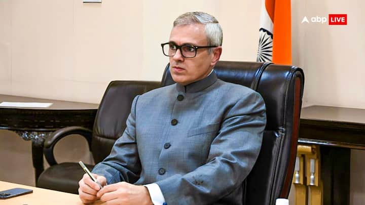 Omar Abdullah News: जम्मू कश्मीर के सीएम उमर अब्दुल्ला नॉर्थ कश्मीर के एक टूरिस्ट रिसॉर्ट में मीडिया से बातचीत कर रहे थे. इस दौरान उनसे राज्य के दर्जे को लेकर बातचीत पर सवाल किया गया.
