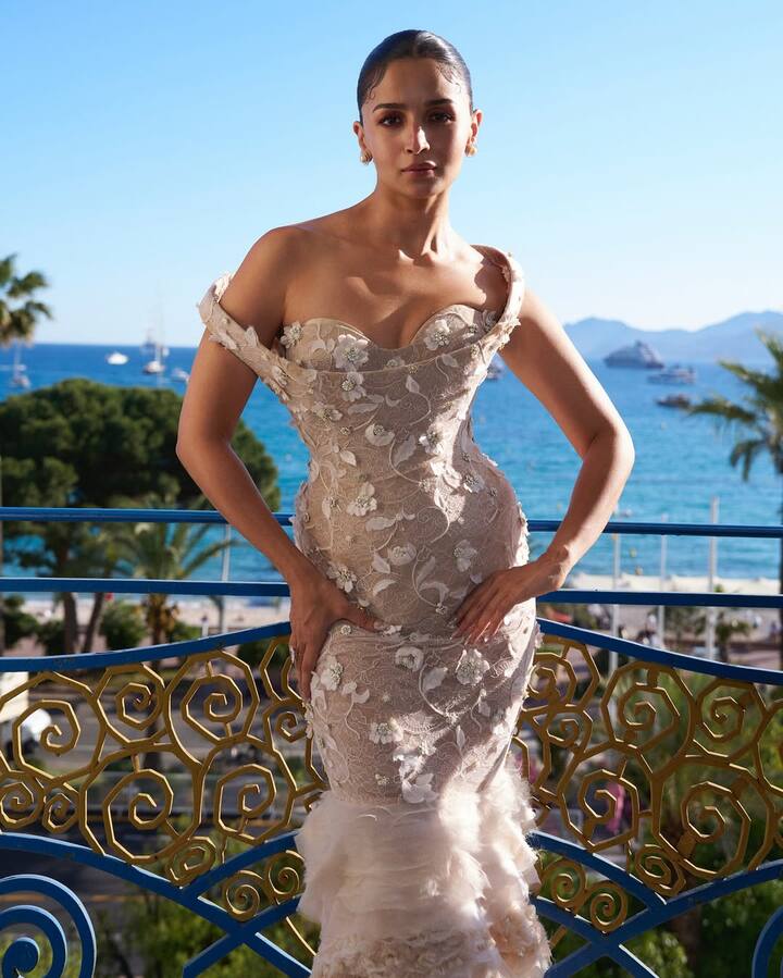 Alia Bhatt made a lot of headlines with her brilliant outfit during this event, which was in a lot of discussions. The different looks of the actress caught everyone's attention.