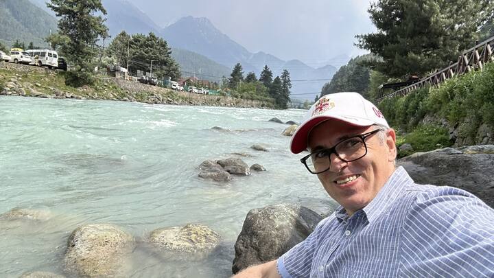 उमर अब्दुल्ला ने कश्मीर घाटी के लोगों को भरोसा दिया कि राज्य सरकार सुरक्षा की स्थिति को लेकर गंभीर है. उन्होंने कहा कि पर्यटक स्थलों को सावधानीपूर्वक और पारदर्शी तरीके से फिर से खोला जाएगा. जो स्थल खुले हैं, पहले उन पर ध्यान दिया जाए और धीरे-धीरे अन्य स्थानों को भी पर्यटकों के लिए खोला जाएगा.