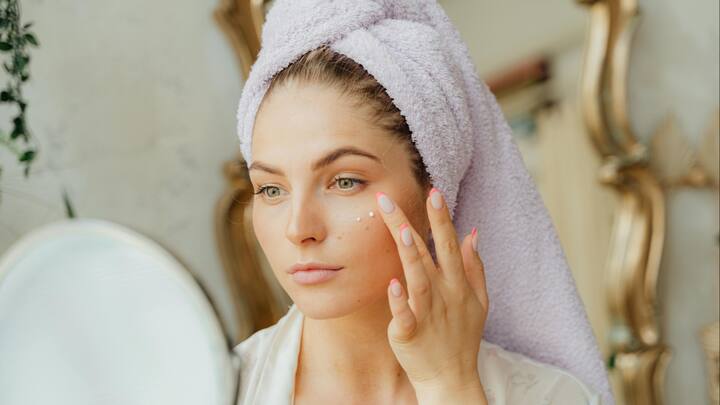 4. Take Care Of Your Skin: During rainy season, humidity and dampness can increase breakouts, fungal infections, and dullness. To keep your skin healthy, cleanse twice a day to remove excess oil and sweat. Use a gentle exfoliator to unclog pores and prevent acne. Choose a lightweight, non-comedogenic moinsturiser to hydrate your skin. Keeping your skin dry, clean, and moisturised is the key to maintaining a glowing complexion. (Image Source: Canva)