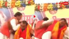 गीता का पाठ करते करते हो गई महाभारत, स्टेज पर कथावाचकों के बीच जमकर चले लात घूंसे- वीडियो वायरल