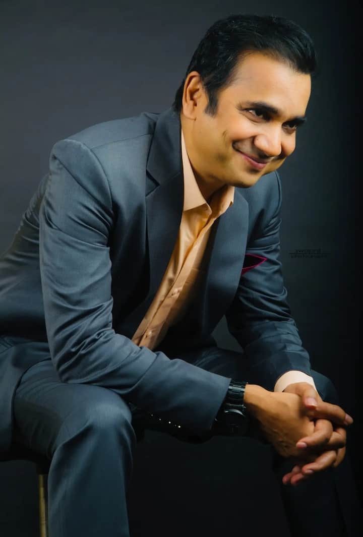 एक्टर कहते हैं- 'इतना दुख दर्द झेलने के बाद ना आदमी मजबूत हो जाता है. फिर वो मजबूती जो है वो काम आती है लगातार अपने आप को तराशने में. लगातार तराशता गया मैं खुद को और तराशता गया और लगातार सीखता गया. सीखते-सीखते एक अच्छे मुकाम पर भगवान ने मुझे पहुंचाया.'