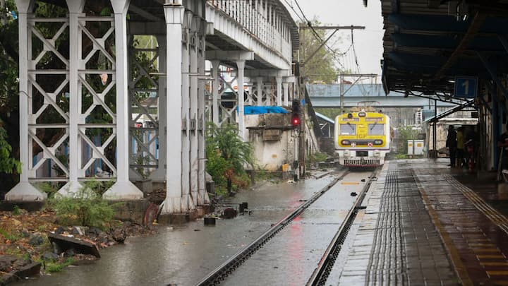 রবিবারেও ভারী বৃষ্টির সতর্কতা উত্তরবঙ্গে। বিক্ষিপ্তভাবে ভারী বৃষ্টির সতর্কতা থাকবে দার্জিলিং, কালিম্পং, আলিপুরদুয়ার  জেলাতে।