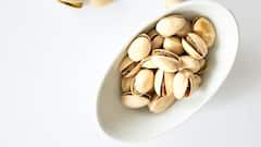 Pistachios: হেলদি স্ন্যাক্সের দৌড়ে আমন্ড-আখরোটের থেকে অনেক এগিয়ে এই বাদাম, কেন খাবেন রোজ?