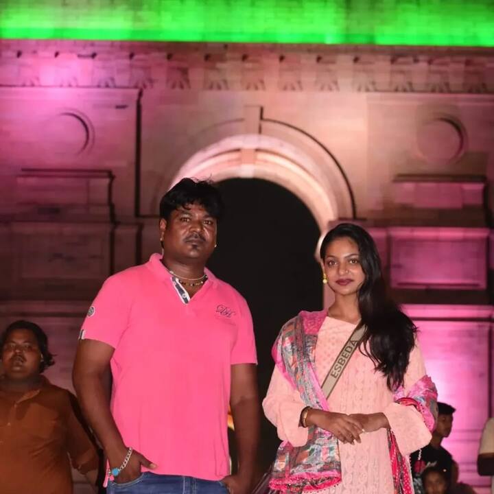 अगर उनके लुक की बात करें तो उन्होंने पिंक कलर का सुट पहना था,जो उन पर बहुत प्यारा लग रहा था, सूट के साथ उन्होंने हल्का मेकअप किया था और खुले बालों में उनका लुक और भी ज्यादा निखर कर आ रहा था.