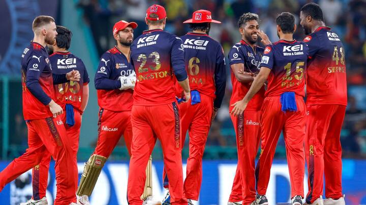 প্রশ্নচিহ্ন ছিল আরসিবি ও গুজরাত টাইটান্সকে নিয়ে। আজ জিতলে আরসিবি কোয়ালিফায়ার ১ খেলত। আর হারলে গুজরাত টাইটান্স কোয়ালিফায়ার ১-এ পঞ্জাবের মুখোমুখি হত।