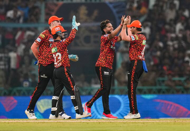 आईपीएल का फाइनल मुकाबला अहमदाबाद के नरेंद्र मोदी स्टेडियम में खेला जाएगा. इसे लेकर लोग अभी से तैयारी करने लगे हैं और किसी तरह अपनी टिकट कंफर्म करवाने के लिए जुगाड़ खोजे जा रहे हैं.