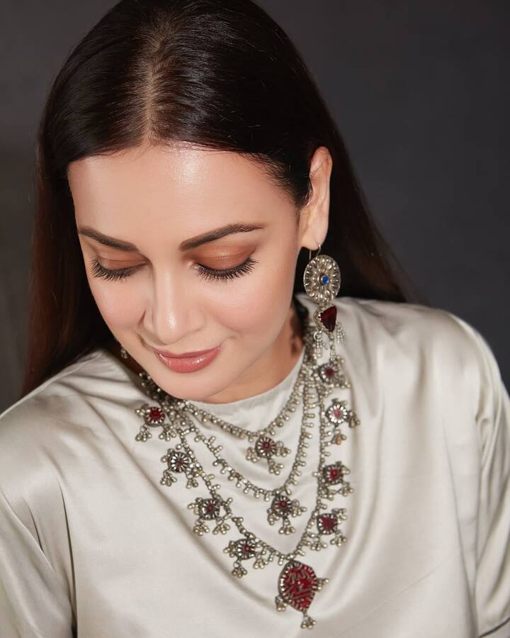 Her makeup was minimal—flushed cheeks, nude lips, and softly defined eyes—highlighting her natural beauty and allowing the ensemble to take center stage.