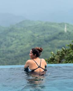 Anasuya Bharadwaj: శ్రీలంకలో అనసూయ సెల్ఫీలు... స్విమ్మింగ్ పూల్‌లో సరదాలు