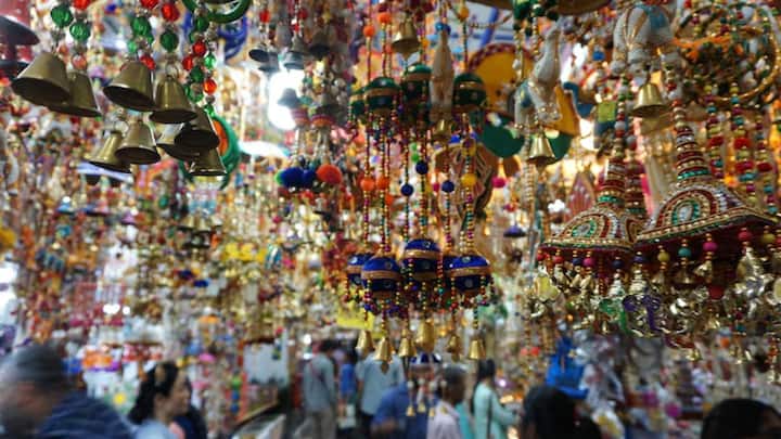 प्रधानमंत्री मोदी ने कहा कि देश को आत्मनिर्भर बनाने की जिम्मेदारी देश के नागरिकों की है. उन्होंने कहा, ''लड़ाई सिर्फ बॉर्डर पर नहीं लड़ी जा रही है. ये लड़ाई आपके घर में हेयरपिन और टूथपिक से शुरू होती है.'' उन्होंने लोगों से देश के अंदर छुपे हुए विदेशी प्रोडक्ट्स की भरमार से भी लड़ने की बात कही. उन्होंने घर, बाजार, त्योहार, हर जगह से विदेशी सामान को हटाने की अपील की. तभी 2047 तक भारत एक मजबूत विकसित अर्थव्यवस्था बनने के अपने मुकाम को हासिल कर पाएगा.