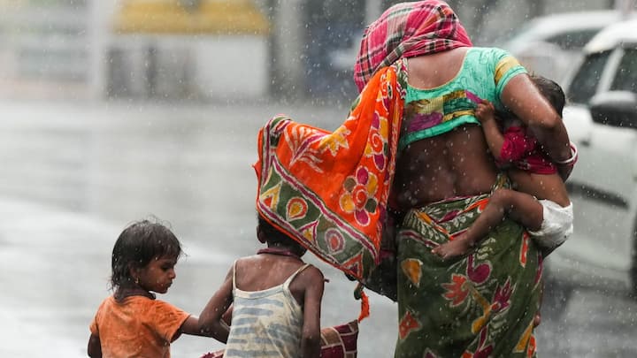 বৃহস্পতিবার অতি ভারী বৃষ্টির সতর্কতা সাত জেলায়। দুর্যোগের পরিস্থিতিতে ২০০ মিলিমিটার পর্যন্ত বৃষ্টিপাতের আশঙ্কা পূর্ব ও পশ্চিম বর্ধমান এবং পূর্ব ও পশ্চিম মেদিনীপুর, বাঁকুড়া, দক্ষিণ ২৪ পরগনা ও হুগলি জেলায়। এর সঙ্গে ৪০-৫০ কিলোমিটার গতিবেগে দমকা ঝোড়ো বাতাস বইবে পূর্ব ও পশ্চিম মেদিনীপুর এবং উত্তর ও দক্ষিণ ২৪ পরগনা জেলায়। কলকাতা সহ দক্ষিণবঙ্গের বাকি সব জেলাতে ভারী বৃষ্টির সঙ্গে ৩০ থেকে ৪০ কিলোমিটার গতিবেগে দমকা ঝোড়ো বাতাস বইবে।