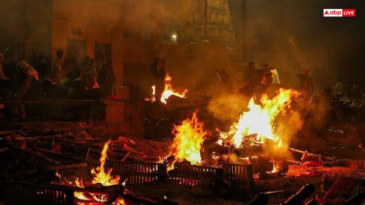 कपाल क्रिया धार्मिक मान्यता के अनुसार आत्मा की यात्रा को आसान बनाती है. माना जाता है कि अगर ब्रह्मरंध्र नहीं खुला, तो आत्मा का बंधन छूटता नहीं और वह बार-बार जन्म-मरण के चक्र में फंसी रहती है. इस प्रक्रिया के जरिए आत्मा को पंचतत्वों में विलीन किया जाता है, जिससे वह मोक्ष की दिशा में अग्रसर हो पाती है.