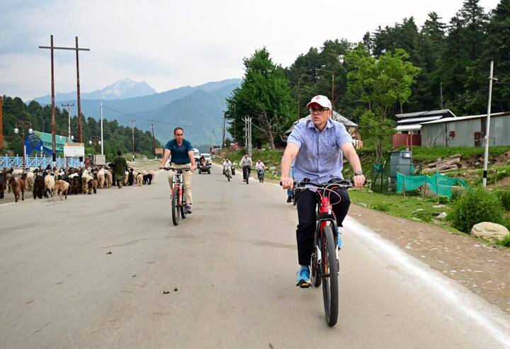 इसके आगे उन्होंने कहा, ‘‘इसलिए, राज्य के दर्जे को लेकर बातचीत रुकी नहीं है. एकमात्र चीज जो मैं करने के लिए तैयार नहीं था, वह थी (जम्मू कश्मीर) विधानसभा के विशेष सत्र का इस्तेमाल राज्य के दर्जे के बारे में बात करने के लिए करना. लेकिन, इसका मतलब यह नहीं है कि बातचीत रुक गई है. बातचीत जारी है.’’