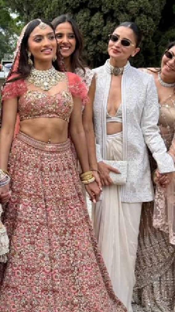 बेस्टी की शादी में अलिया भट्ट ने पहना स्टाइलिश ब्रालेट और ब्लेजर, डांस से मचाया धमाल