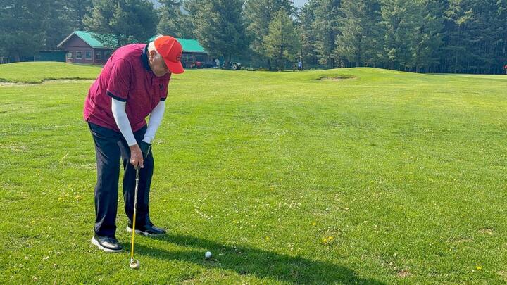 नेशनल कॉन्फ्रेंस के अध्यक्ष फारूक अब्दुल्ला ने मंगलवार (27 मई) 2025 को कश्मीर घाटी में पर्यटन को फिर से पटरी पर लाने ओर पर्यटकों में सुरक्षा का माहौल पैदा करने के लिए पहलगाम गोल्फ कोर्स में गोल्फ खेला. इसके बाद उन्होंने पहलगाम आतंकी हमले के एक महीने बाद दक्षिण कश्मीर के रिसॉर्ट का भी दौरा किया.