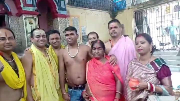 এদিন তাঁকে দেখতে মন্দিরে ভিড় জমান বহু মানুষ। এমনকী তাঁর সঙ্গে নিজস্বী তোলেন অনেকে। তারকেশ্বর মন্দিরের পুরোহিত লোকনাথ চট্টোপাধ্যায় বলেন, 