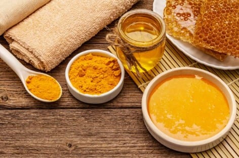 हल्दी और शहद का मास्क: हल्दी में एंटीबैक्टीरियल गुण होते हैं और शहद त्वचा को नमी देता है. इन दोनों को मिलाकर पेस्ट बनाएं और रात को सोने से पहले 15 मिनट तक चेहरे पर लगाएं. ये दाग-धब्बे मिटाने में बेहद असरदार है.