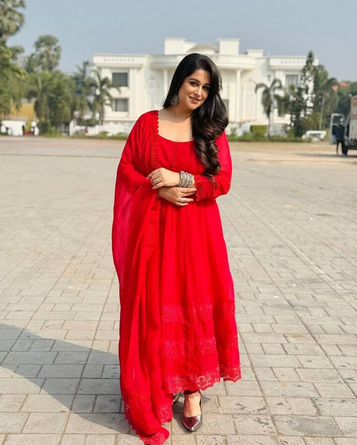 दीपिका कक्कड़ ने अपने लंच और डिनर के बारे में बात करते हुए बताया था कि वो न्यूट्रिशियस फूड खाती हैं. उनके खाने में मिक्स सब्जियों के साथ, बिना तड़के वाली दाल, ज्वार की रोटी और घर का बना हुआ दही खाती हैं.