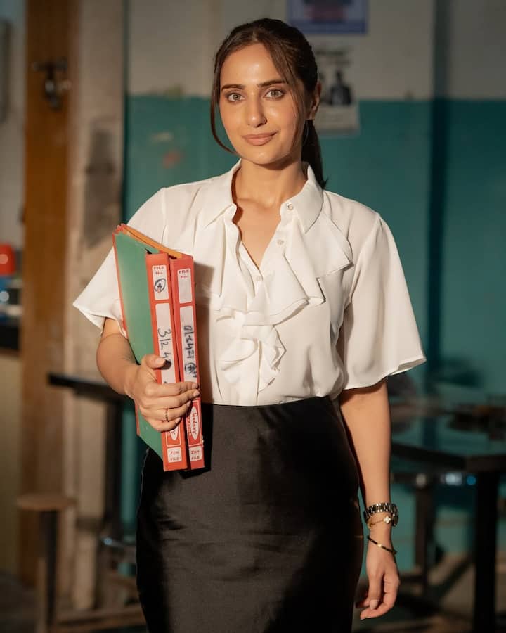 In the second season of the case Legal Hai, the finest actress Kusha Kapila is also going to appear. The actress will also be seen in the series in the role of a female lawyer with a file in hand.