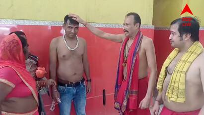 Hooghly News: পরিবার নিয়ে মন্দিরের গর্ভগৃহে প্রবেশ করে শিবের মাথায় জল ঢালেন পূর্ণম।