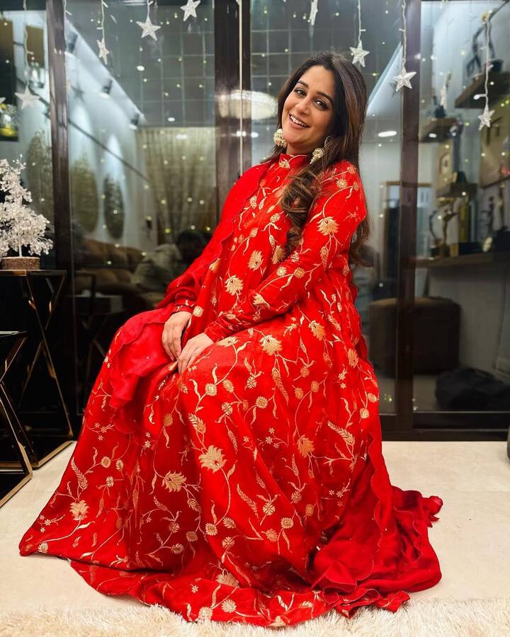 अपने व्लॉग में एक्ट्रेस ने प्री-ब्रेकफास्ट रूटीन के बारे में बात करते हुए बताया था कि वो सुबह उठने के आधे घंटे बाद अपनी हेल्थ को फिट रखने के लिए सबसे पहले थायरॉइड की टेबलेट खाती हैं.