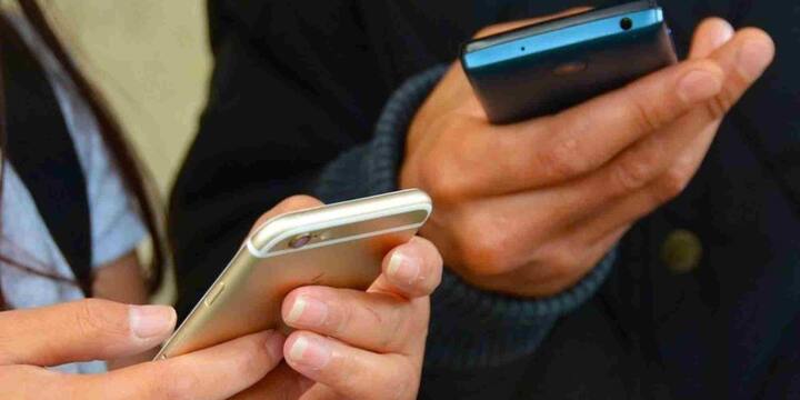 अगर आप स्मार्टफोन की सुरक्षा को लेकर बिल्कुल भी समझौता नहीं करना चाहते, तो सिर्फ एक लॉकिंग सिस्टम पर निर्भर रहना ठीक नहीं. सबसे बेहतर होगा कि आप एक मजबूत पासकोड के साथ फिंगरप्रिंट या फेस अनलॉक को भी सक्रिय रखें. पासकोड को समय-समय पर बदलते रहें और ऐसा कोड चुनें जिसे आसानी से कोई अंदाज़ा न लगा सके.