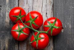 चेहरे के दाग धब्बों को मिटाने के लिए सोने से पहले लगा लें ये चीजें, स्किन पर आएगा बेदाग निखार