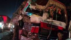 अलीगढ़ में बस और ट्रक में जोरदार टक्कर, एक दर्जन से अधिक तीर्थ यात्री घायल