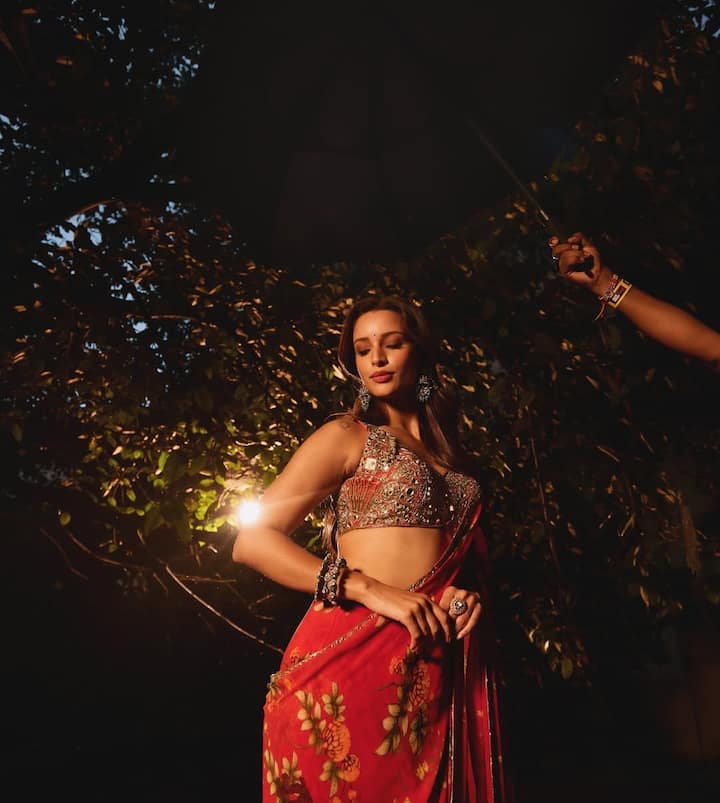 बता दें तृप्ति जल्द ही प्रभास के साथ रोमांस करती हुई नजर आने वाली हैं. वो संदीप रेड्डी वांगा की स्पिरिट में नजर आएंगी. उन्हें और प्रभास को साथ में फैंस देखना चाहते हैं.