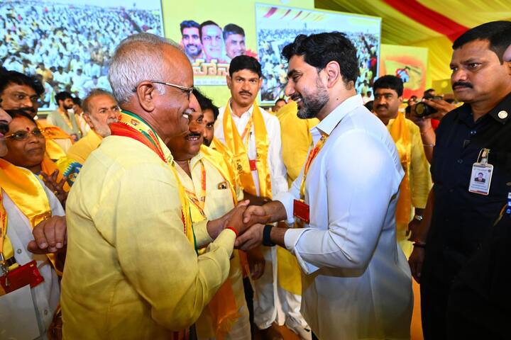 ఐదేళ్లు వైసీపీ వేధింపులను ఎదుర్కొని పార్టీ జెండాను రెపరెపలాడించిన కార్యకర్తలతో సమావేశమయ్యారు. వారి యోగక్షేమాలు అడిగి తెలుసుకున్నారు. వారితో ఫొటోలు దిగారు.