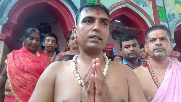 পরিবার নিয়ে মন্দিরের গর্ভগৃহে প্রবেশ করে শিবের মাথায় জল ঢালেন পূর্ণম। এরপর ধুপ ,বাতি জেলে আরতি করে শ্রদ্ধা জ্ঞাপন করেন। পাশে কালী মন্দিরে গিয়েও পুজো দেন।