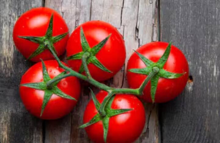 ਟਮਾਟਰ ਦਾ ਰਸ: ਟਮਾਟਰ ਵਿੱਚ ਨੈਚੂਰਲ ਬਲੀਚਿੰਗ ਏਜੰਟ ਹੁੰਦੇ ਹਨ। ਇਸ ਦੇ ਰਸ ਨੂੰ ਰੂੰ ਦੀ ਮਦਦ ਨਾਲ ਪੂਰੇ ਚਿਹਰੇ 'ਤੇ ਲਗਾਓ। ਜੇਕਰ ਤੁਸੀਂ ਇਸਨੂੰ ਰਾਤ ਭਰ ਛੱਡਣਾ ਚਾਹੁੰਦੇ ਹੋ, ਤਾਂ ਥੋੜ੍ਹਾ ਜਿਹਾ ਬੇਸਨ ਮਿਲਾ ਕੇ ਮਾਸਕ ਵਾਂਗ ਲਗਾਓ, ਨਹੀਂ ਤਾਂ 20 ਮਿੰਟ ਬਾਅਦ ਧੋ ਲਓ।