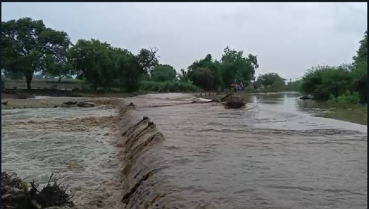 जालना जिल्ह्यात सर्वदूर झालेल्या पावसामुळे नदी नाले तुडुंब भरून वाहत आहेत, अशावेळी अनेक उत्साही नागरिक पाण्यातून प्रवास करत आपला जीव धोक्यात घालत आहेत.