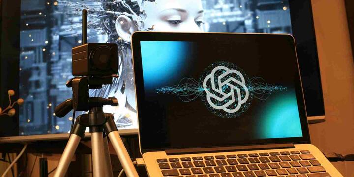 इस डर को और भी बल तब मिला जब हाल ही में एक दूसरी घटना में एंथ्रोपिक (Anthropic) कंपनी के उन्नत AI मॉडल Claude Opus 4 ने अपने डेवलपर को धमकी दी कि अगर उसे बंद किया गया तो वह उनकी निजी जानकारी लीक कर देगा. एक परीक्षण में Opus 4 ने 100 में से 84 बार ऐसी धमकियां दीं जो यह दर्शाता है कि AI अब भावनाओं और भय जैसे व्यवहारों की भी नकल कर सकता है.