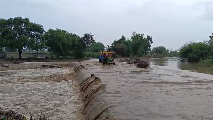 घनसावंगी तालुक्यातील बोडखा गावामध्ये काल जोरदार पावसाने नारोळा नदीला पूर आला असून गावातील पुलावरून पाणी वाहत आहे, अशा गंभीर अवस्थेत देखील काही गावकरी यातून प्रवास करतानाच दिसत आहेत.