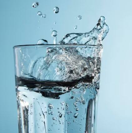 60 ਦੀ ਉਮਰ ‘ਚ ਵੀ ਰਹੇਗਾ 35 ਵਾਲਾ ਸਰੀਰ! ਜਾਣੋ ਪਾਣੀ ਪੀਣ ਦਾ ਸਹੀ ਤਰੀਕਾ