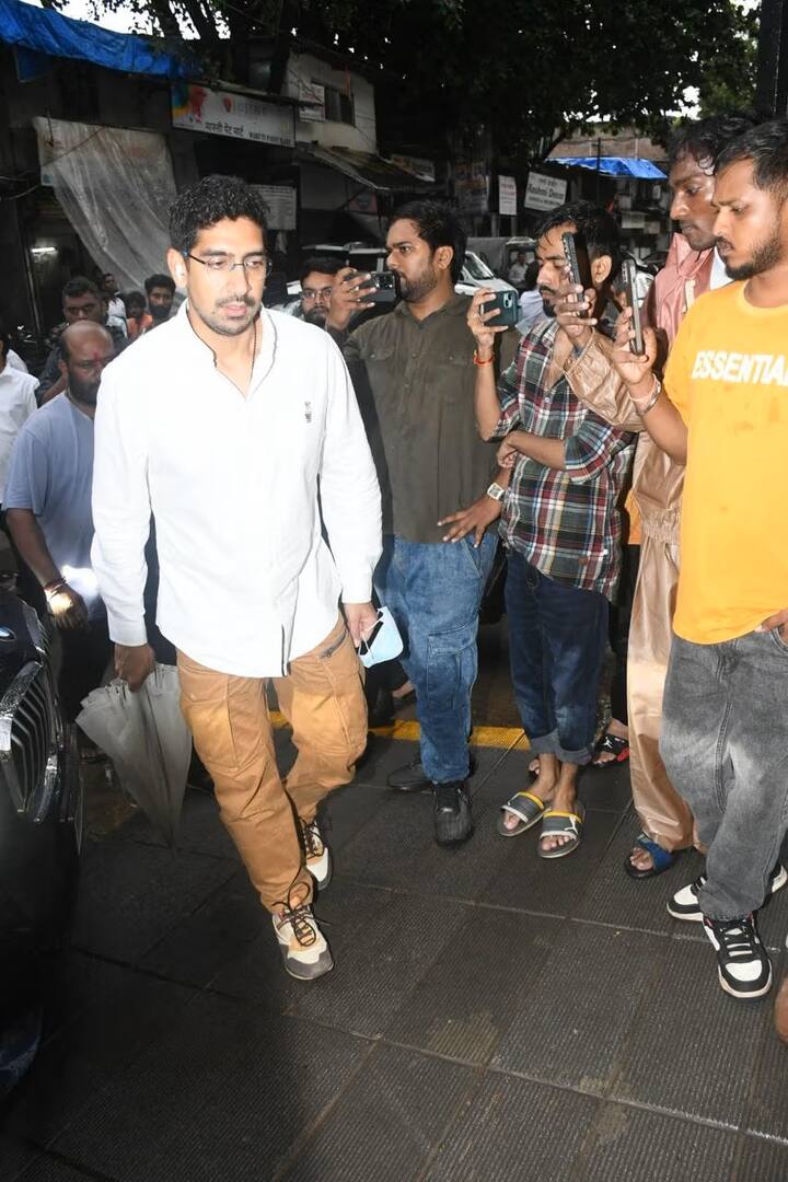 मार्च में अयान मुखर्जी के पिता और दिग्गज एक्टर देब मुखर्जी का निधन हो गया था. बता दें कि रोनो मुखर्जी देब मुखर्जी के बड़े भाई थे.