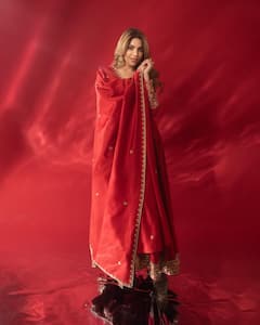 Nikki Tamboli Photoshoot: રેડ આઉટફીટમાં અદભૂત લાગી નિક્કી તંબોલી