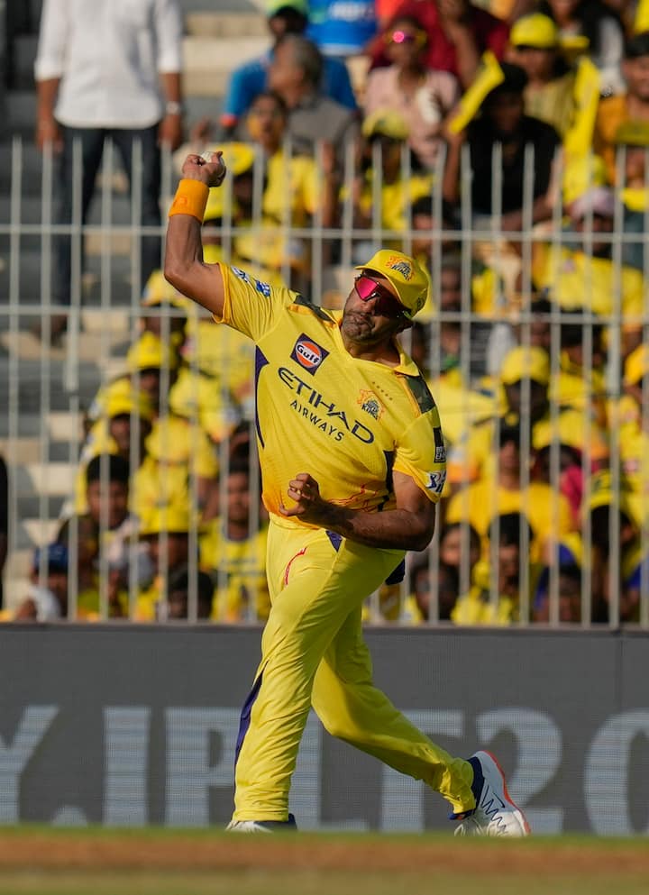उन्होंने आगे कहा कि “मैंने टीम के साथ सात साल तक खेला है. मैं पहले सीएसके के साथ ट्रॉफी जीत चुका हूं. इसलिए मैं जब चैंपियन टीम को इस तरह देखता हूं, तो मुझे दु:ख होता है. मैंने इस बार खुद को कोने में बैठकर रोता पाया है.”