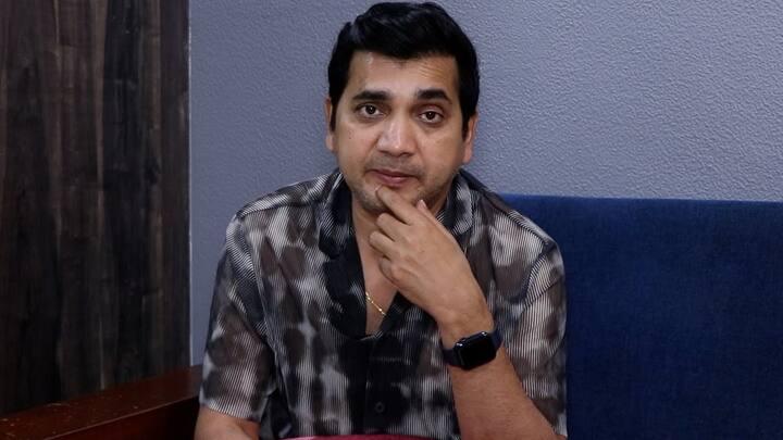 सानंद ने इस दौरान बताया कि कैसे फीस ना जमा करने के चलते स्कूल ने उनका और उनकी बहन का रिजल्ट रोक लिया था. उन्होंने कहा- 'हम स्कूल-कॉलेज अफोर्ड कर नहीं सकते थे. मेरे पिताजी महान कवि थे पर पैसा कमाने की कला उनके पास नहीं थी. गुर्बत की वजह से मुझे आज भी याद है कि स्कूल में मेरी बहन और मुझे रिजल्ट नहीं दिया गया था क्योंकि फीस नहीं भर पाए थे मेरे मम्मी पापा.'