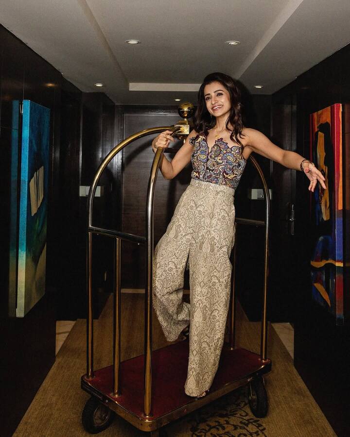 42 ఏళ్ల త్రిష 70ఏళ్ల కమల్ తో అవసరమా ఇదంతా అన్నారంతా...మరోవైపు అభిరామితో లిప్ లాక్ పైనా కామెంట్స్ వచ్చాయ్. రొమాన్స్ కి ఏజ్ గ్యాప్ కి ఏంటి సంబంధం..కమల్ హాసన్ తో కలసి నటించడం నా అదృష్టం అంది త్రిష