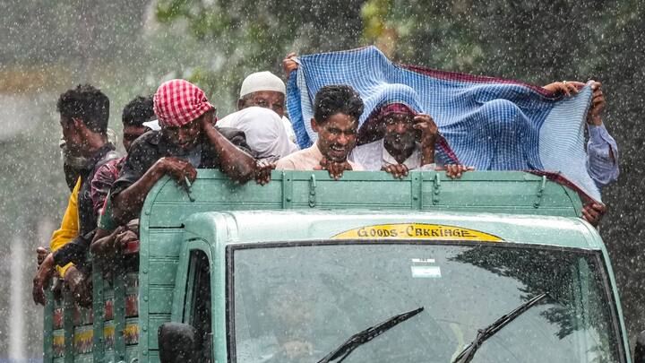 বুধবার ভারী বৃষ্টির আশঙ্কা উপকূলের জেলায়। উত্তর ও দক্ষিণ ২৪ পরগনা, হাওড়া, পূর্ব ও পশ্চিম মেদিনীপুরে ভারী বৃষ্টির পূর্বাভাস। বাকি সব জেলাতে বজ্রবিদ্যুৎ সহ বৃষ্টির সঙ্গে ৩০ থেকে ৪০ কিলোমিটার গতিবেগে দমকা ঝড় বাতাস বইবে।  