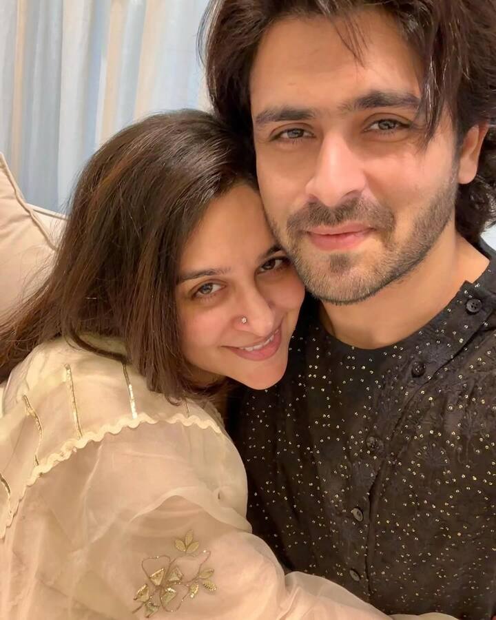 दीपिका ब्रेकफास्ट में बिल्कुल हल्का खाना खाती हैं. दो टॉस्टिंग बिस्किट के साथ वो एक कप सुकून वाली चाय पीती हैं. एक्ट्रेस इस तरह से अपने दिन की शुरुआत करती हैं.